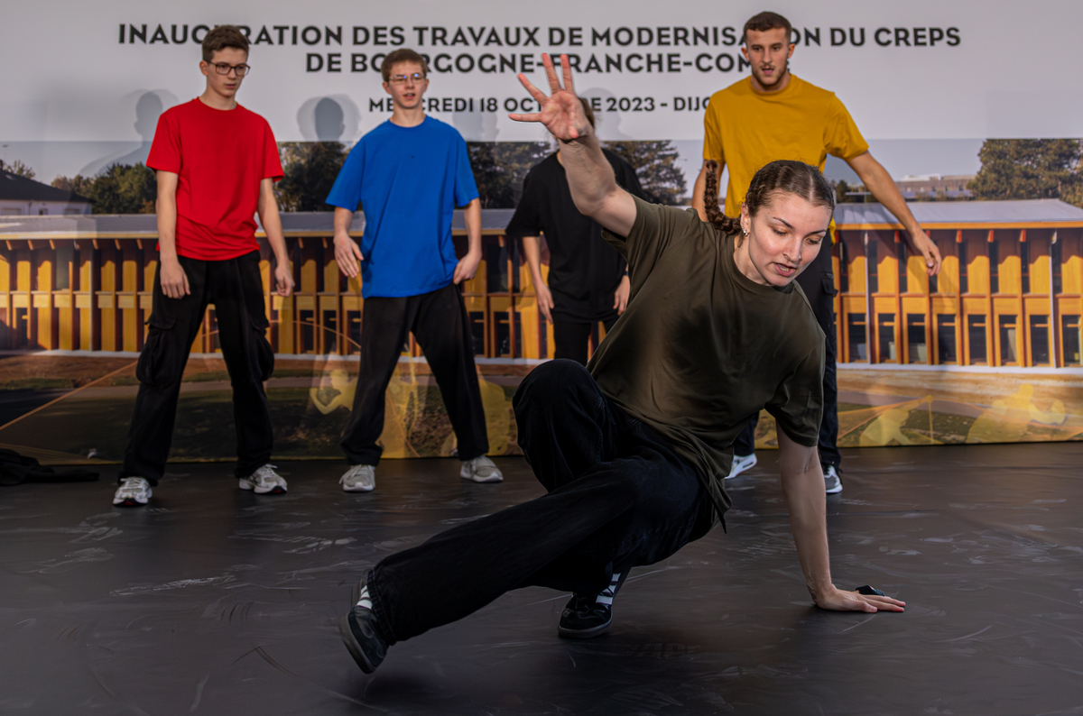 Démonstration de breakdance lors de l’inauguration des travaux de modernisation du CREPS - Photo Xavier Ducordeaux