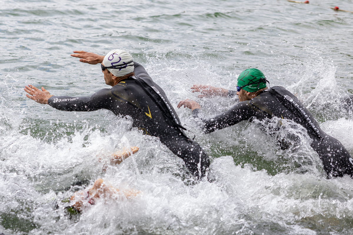 L’importance du départ en natation : Cyril doit faire sa place, tout gardant Thibaut à son contact - Photo Xavier Ducordeaux