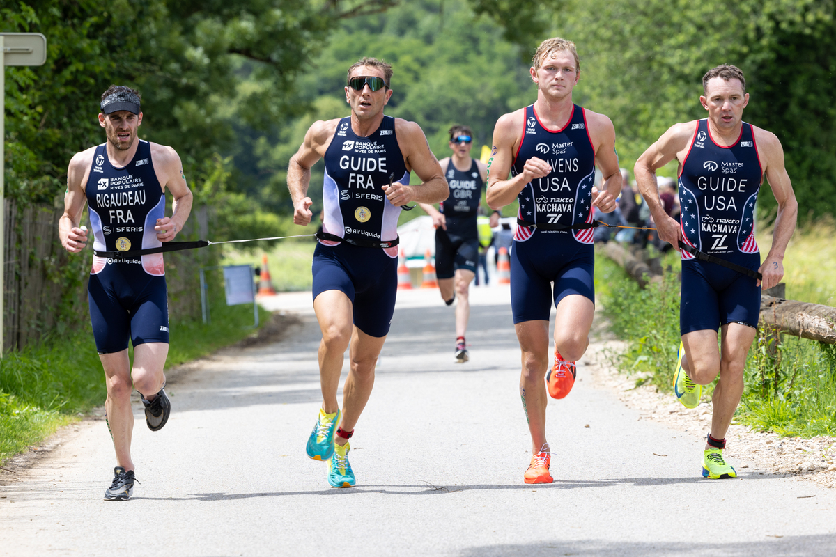 Au coude à coude avec les Américains, Thibaut Rigaudeau et Cyril Viennot feront la différence sur la course à pied lors du triathlon d’Osselle - Photo Xavier Ducordeaux