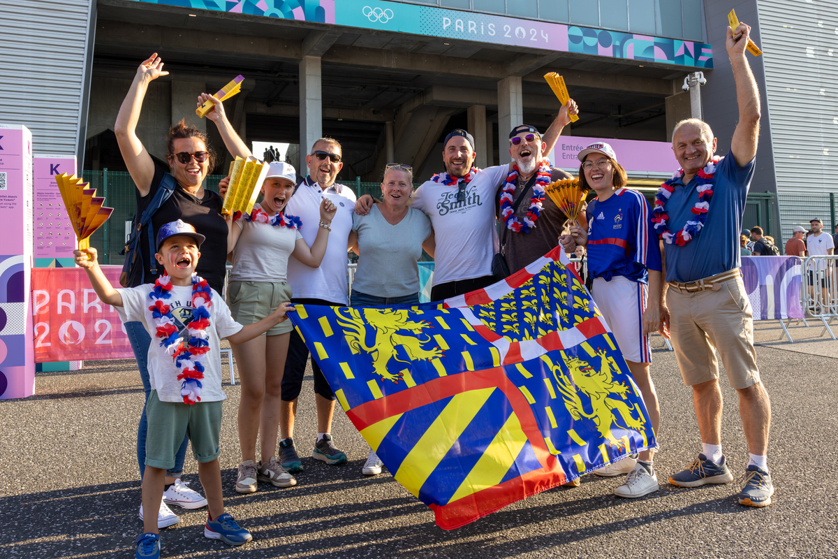 Julien Maraux et le club de pétanque de Mont-sous-Vaudrey (39), prêts à donner de la voix pour encourager les Bleues. Photo : Xavier Ducordeaux.