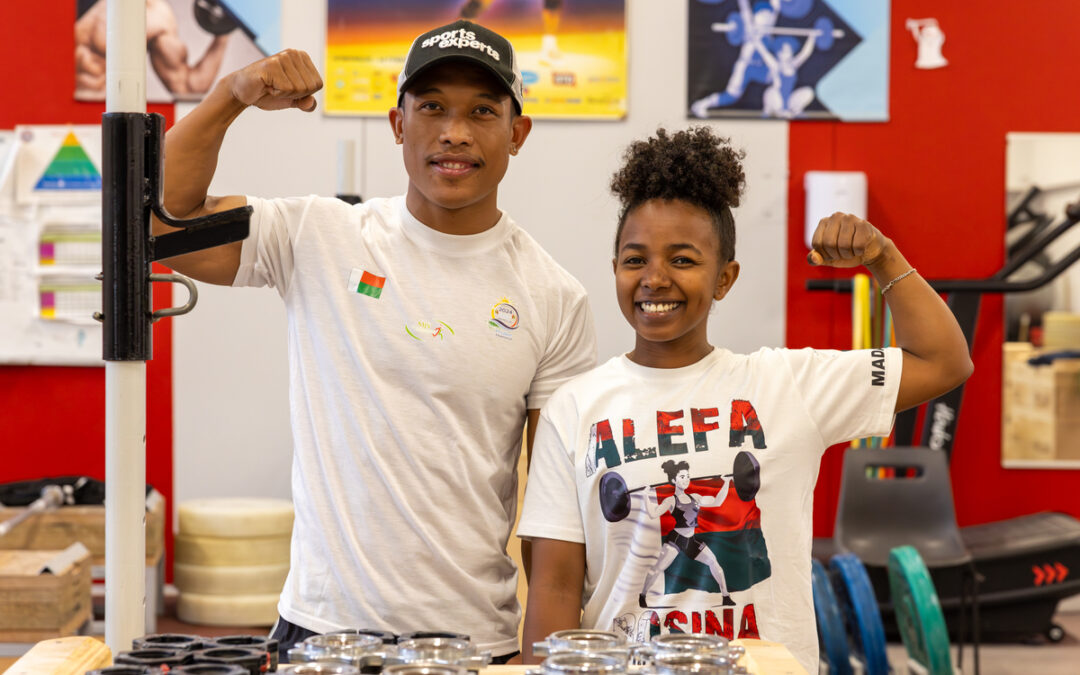 Rosina Randafiarison (à droite) sera porte drapeau de la délégation malgache à Paris. Avec son coach Tojo Andriatsitohaina, elle visera un top 8 dans la catégorie -49kg - Photo Xavier Ducordeaux