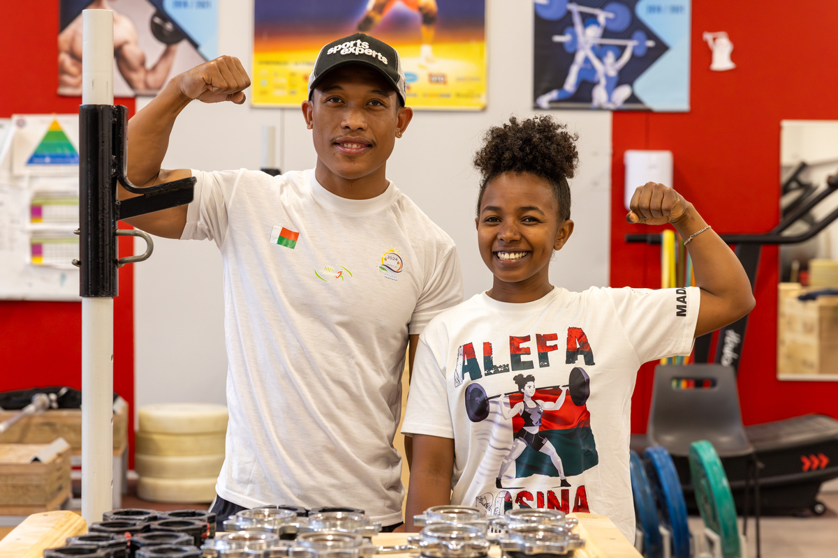 Rosina Randafiarison (à droite) sera porte drapeau de la délégation malgache à Paris. Avec son coach Tojo Andriatsitohaina, elle visera un top 8 dans la catégorie -49kg - Photo Xavier Ducordeaux