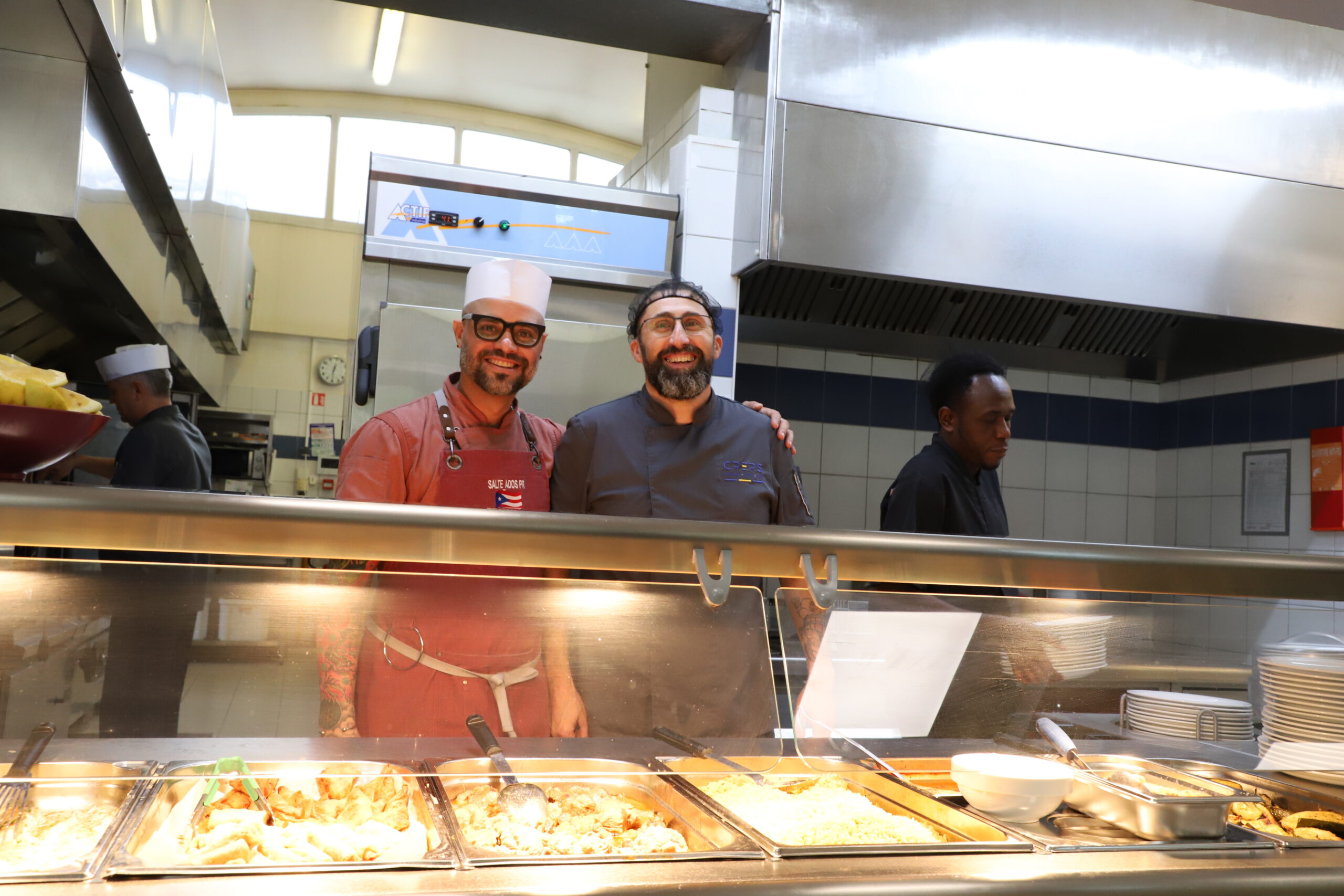 Les deux chefs de cuisine travaillent ensemble durant 15 jours pour proposer des menus personnalisés aux athlètes porto-ricains - Crédit Océane Lavoustet