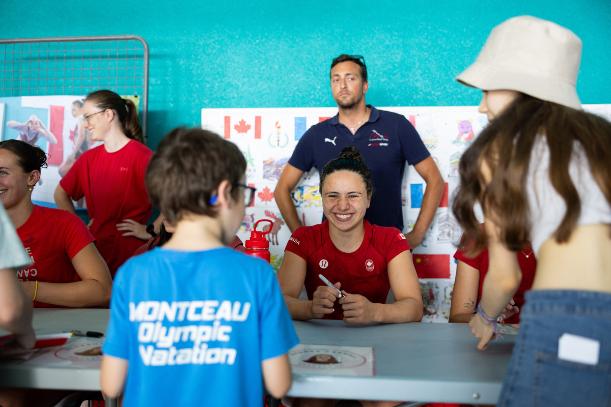 Sourire et joie durant la séance d’autographes avec le public – Crédit Baptiste Paquot