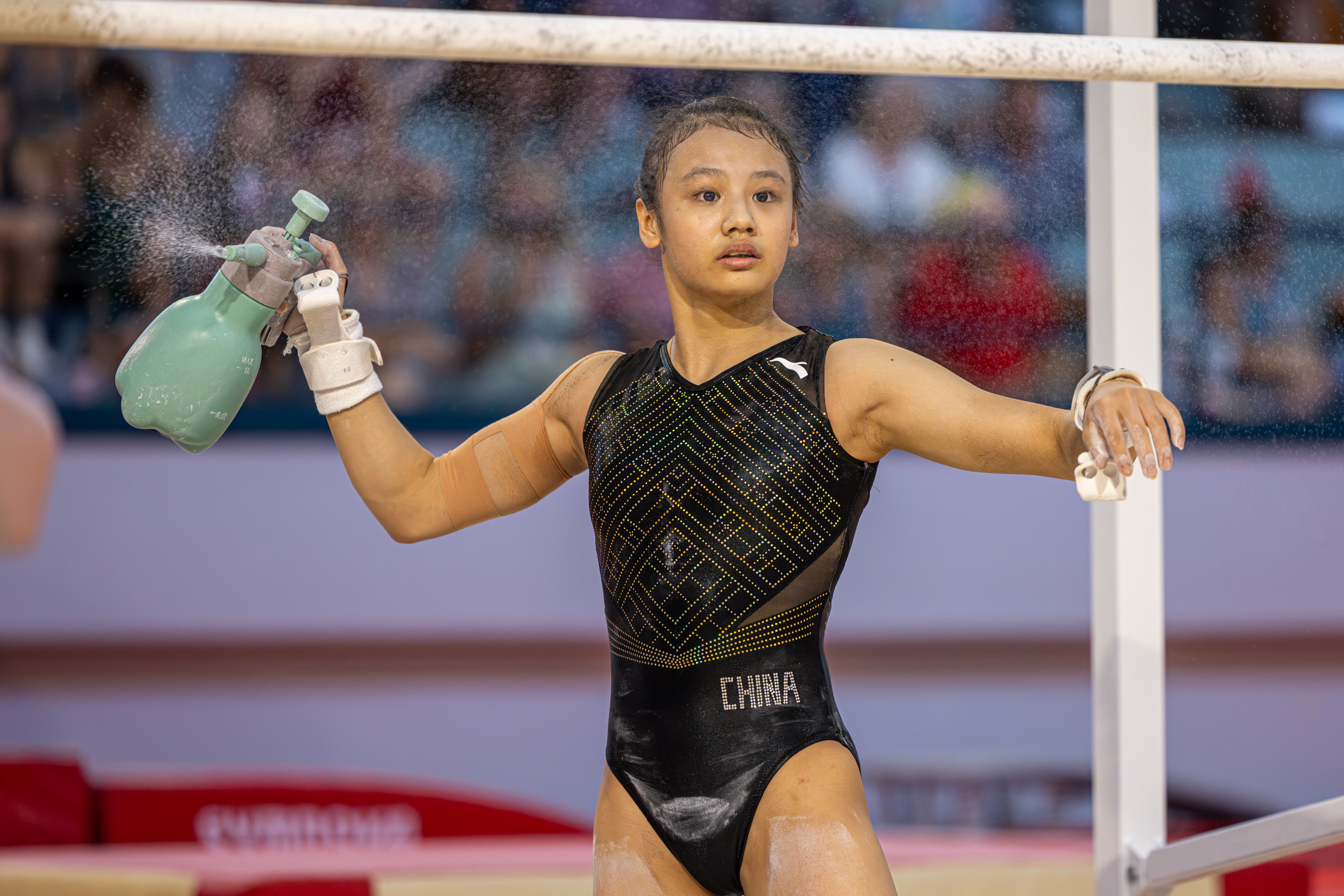 Qiu Qiyuan, championne du monde aux barres asymétriques en 2023, a attiré tous les regards des 700 spectateurs venus assister à son entrainement - Photo Emma Miskizak