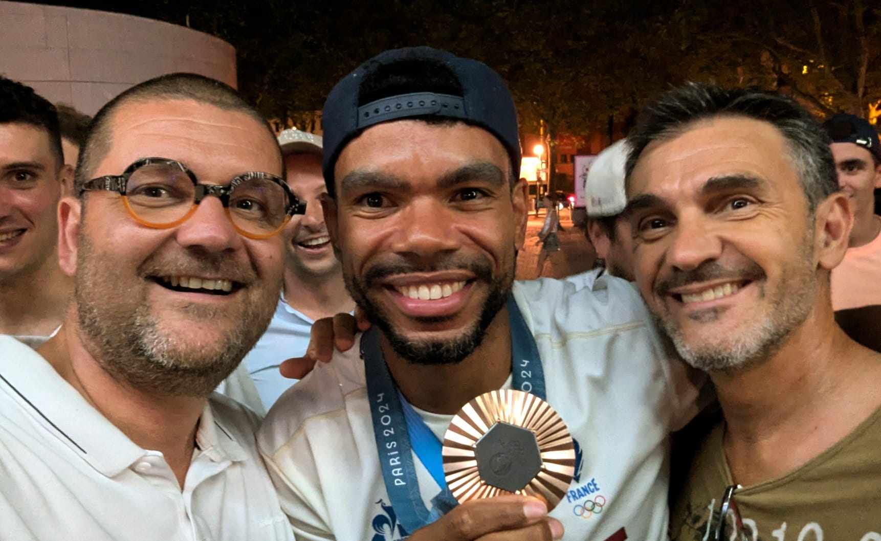 Boladé Apithy, qui célèbre sa médaille de bronze aux côtés de nos journalistes Xavier Ducordeaux et Christophe Bidal. Photo : Xavier Ducordeaux.