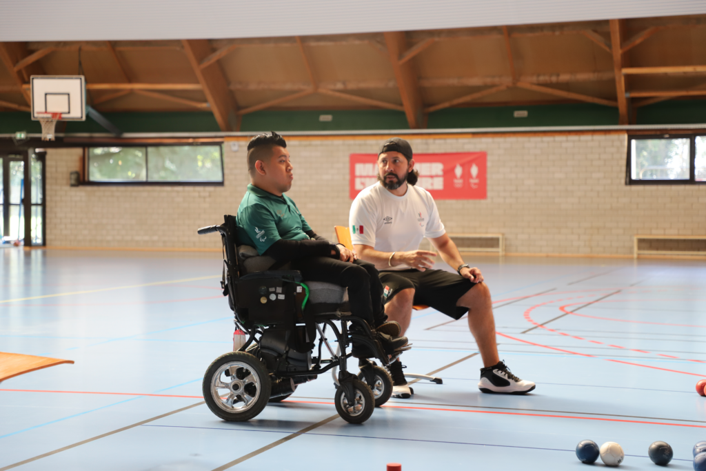 Eduardo Sánchez Reyes et son entraîneur David Adán Hernández Trujillo échangent sur ses entraînements. - Marion Arnal