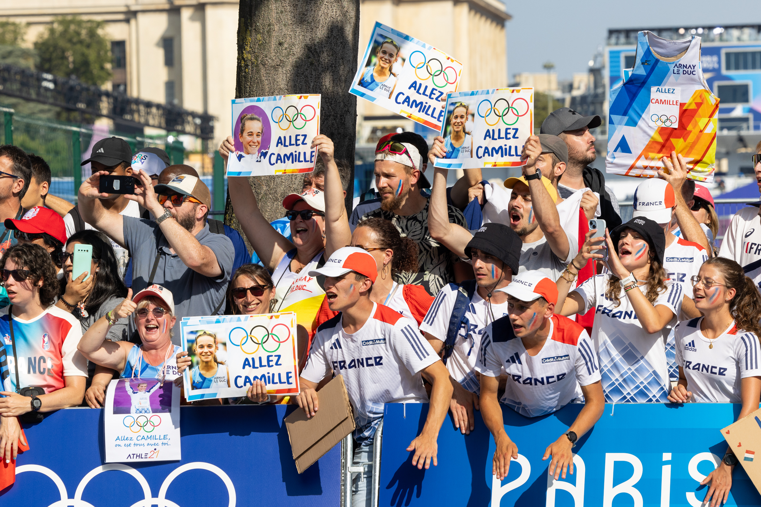 Le fan club d’Arnay-le-Duc, avec Nadège, la maman de Camille (en bas à gauche, le pouce levé). Photo : Xavier Ducordeaux.