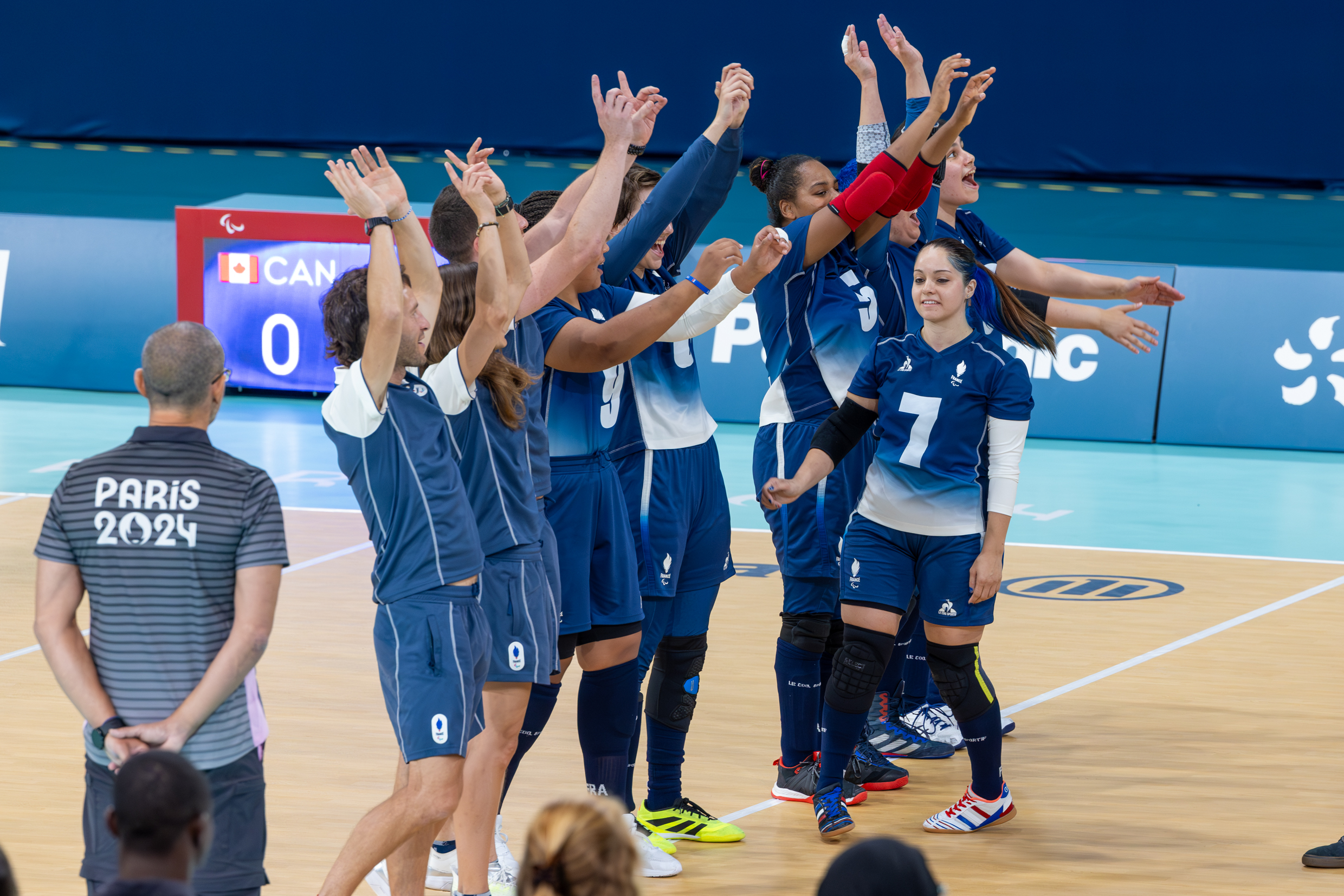 Gwendoline Matos (N°7) et les Bleues profitent : elles font leur entrée sur le parquet paralympique de Paris ; une première pour une équipe de France de goalball. Photo : Xavier Ducordeaux.