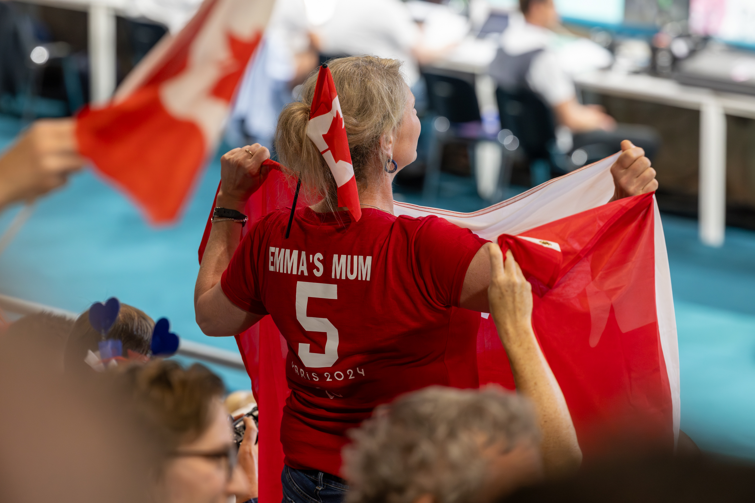 La maman d’Emma Reinke a passé son après-midi debout, à célébrer les buts de sa fille. Photo : Xavier Ducordeaux.