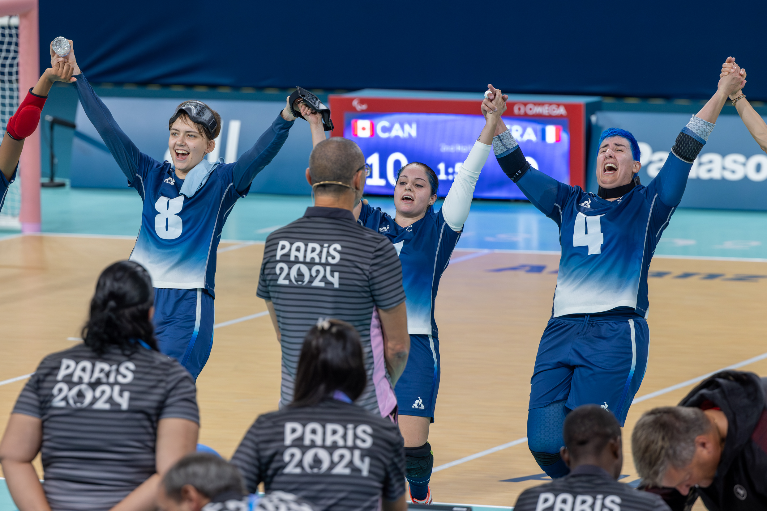 Déçues mais pas abattues, les « Bleues » remercient leur public. Photo : Xavier Ducordeaux.