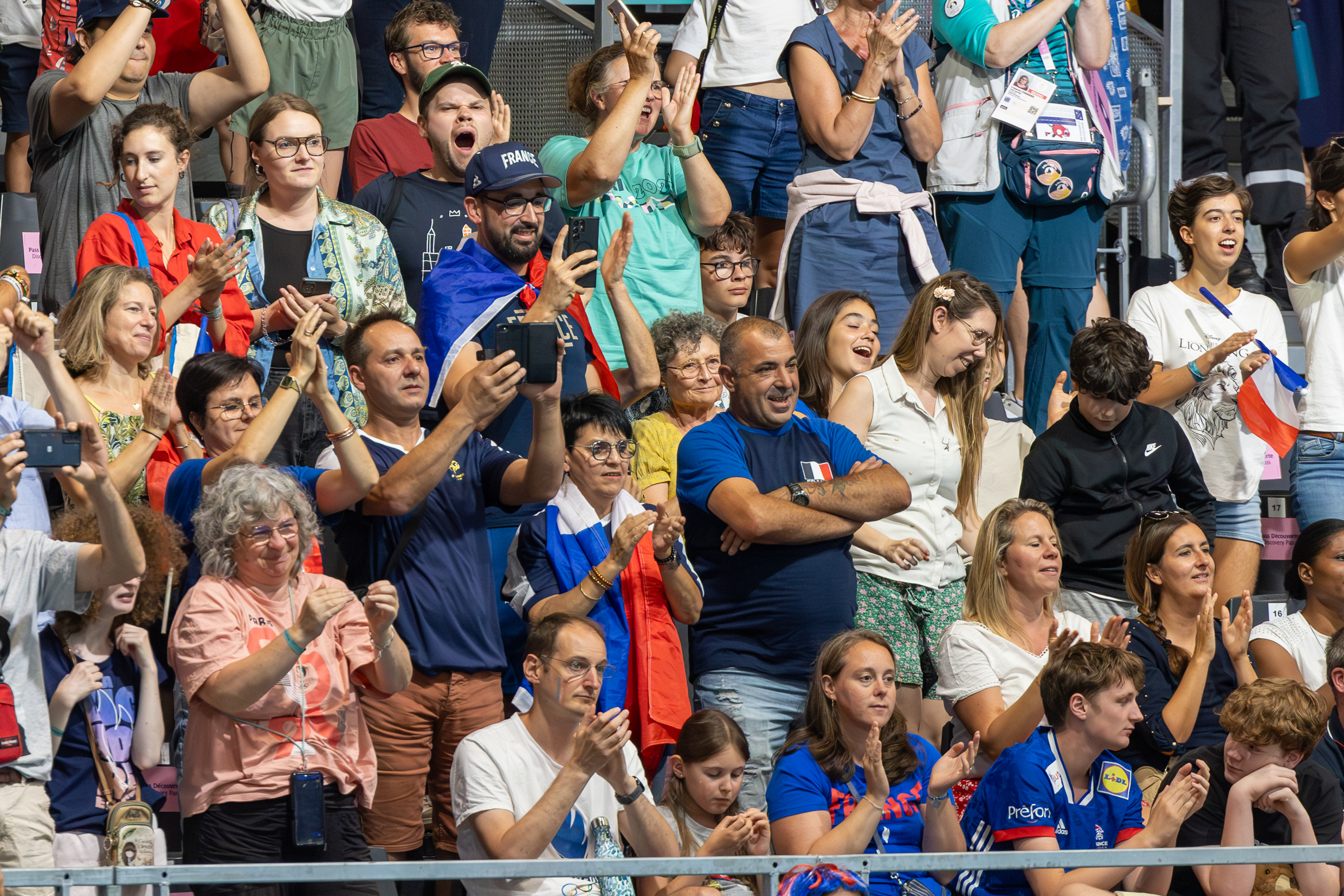 La famille de Gwendoline, premiers supporters des « Bleues ». En haut, casquette France sur la tête : Gilles, son copain. En dessous, tous avec le maillot de l’équipe de France, de gauche à droite : Carole, sa tante ; Noël, son oncle ; Lucie, sa maman et Arménio, son papa. Photo : Xavier Ducordeaux.