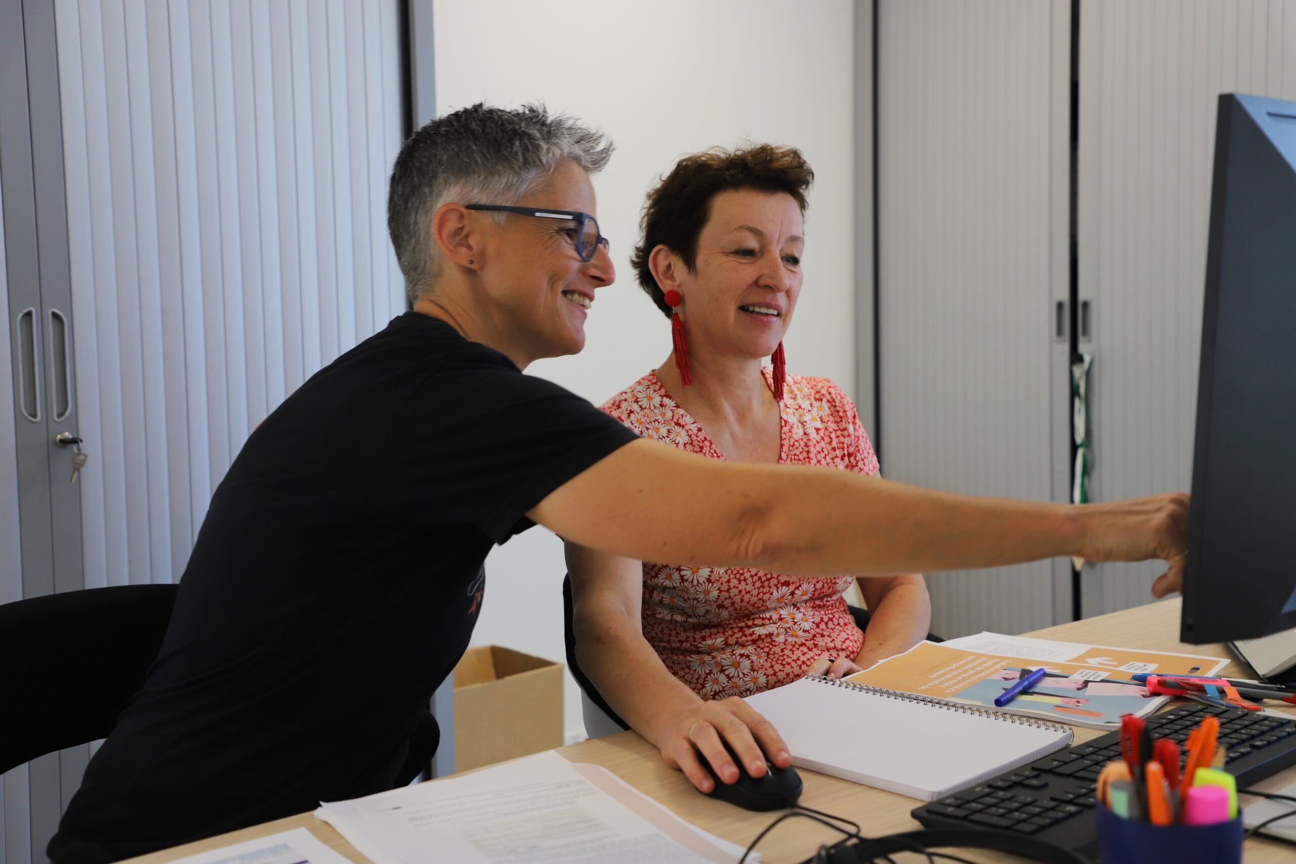 Stéphanie Commot,<br />
 (à gauche) et Christiane Dotal partagent le même bureau à la Région - Photo Christophe Bidal 