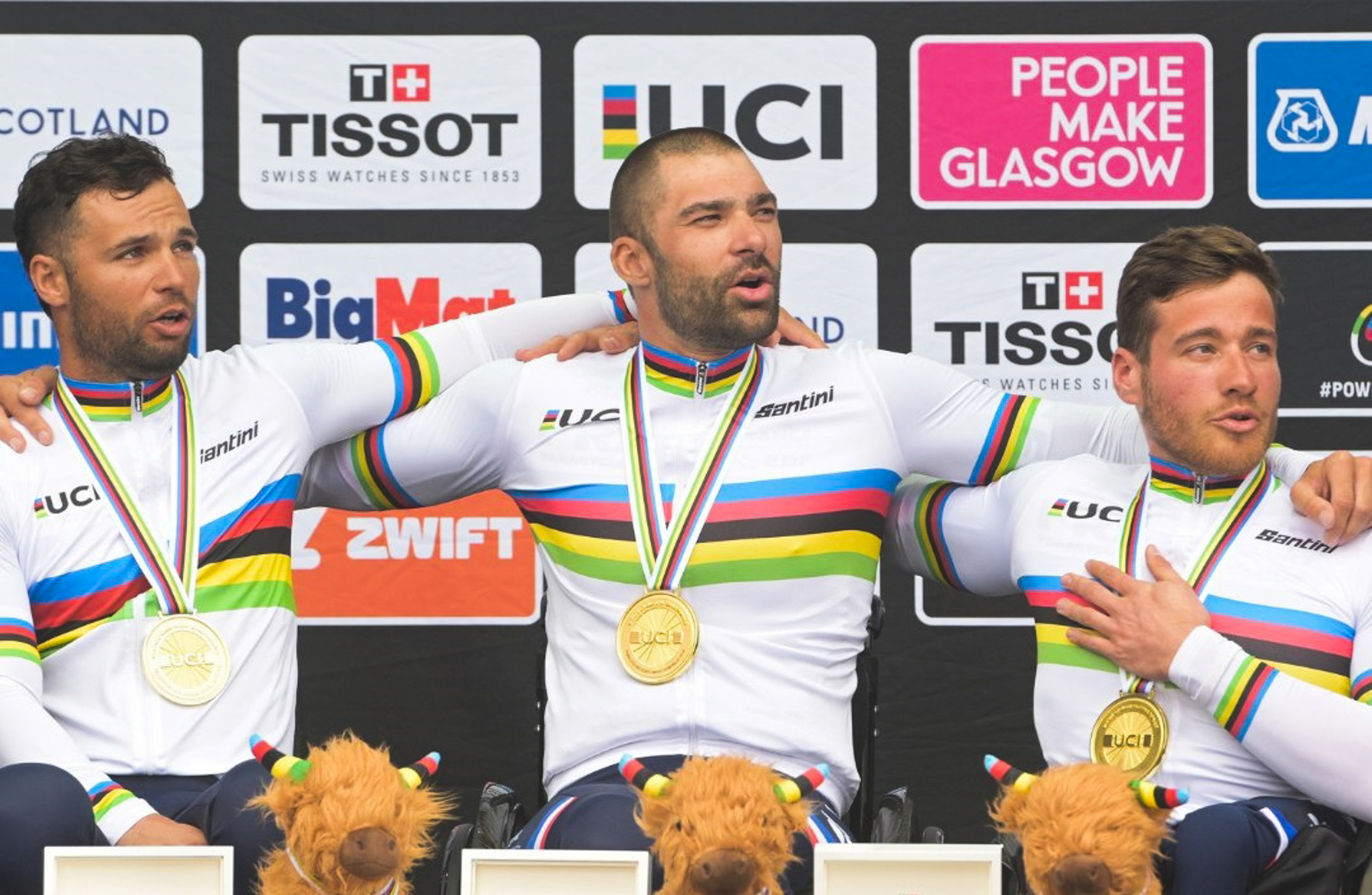 Johan Quaile (au centre) est champion du monde par équipe de hand-bike. Photo : DR