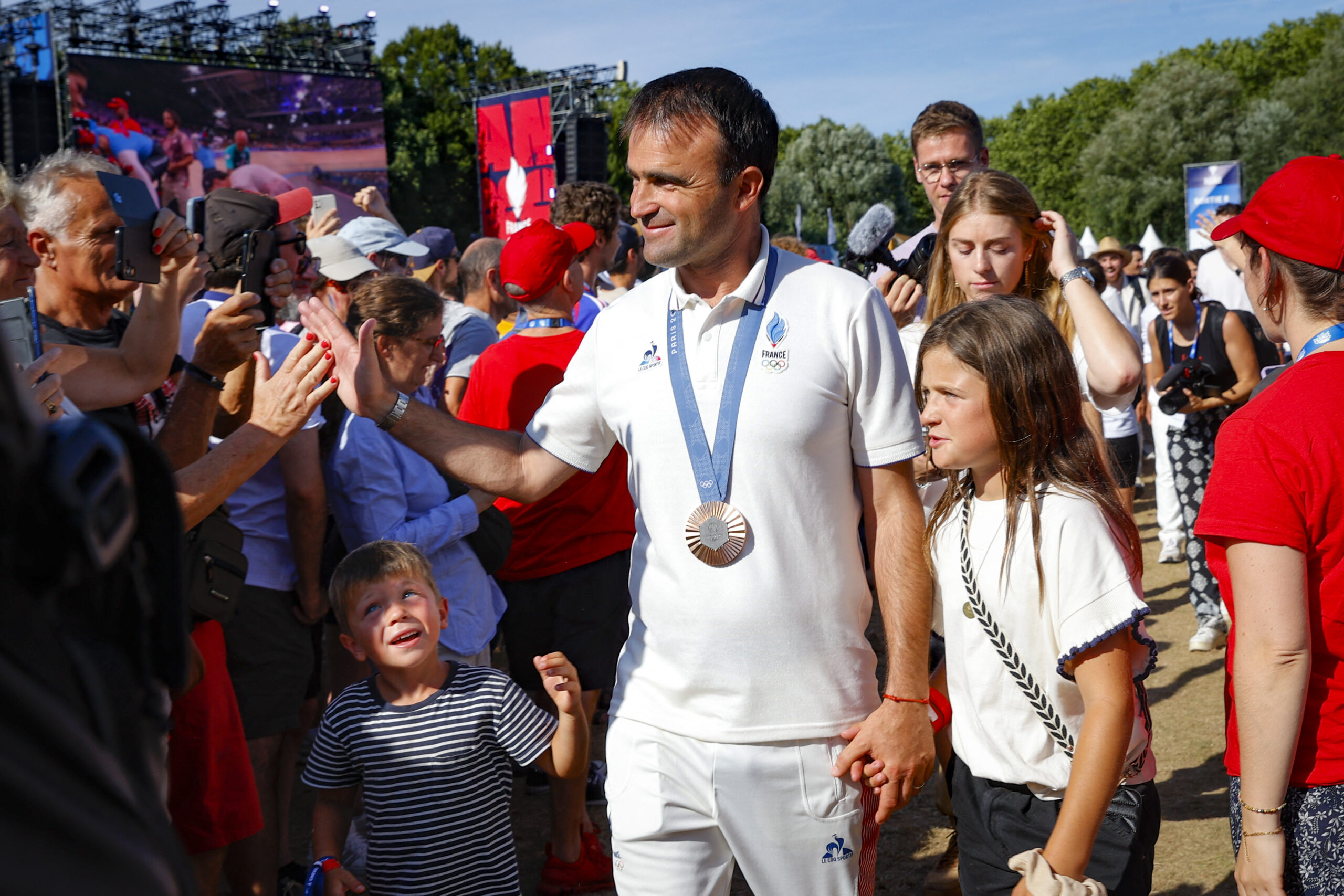 Olivier Perreau savoure sa médaille de bronze au club France 2024, en compagnie de sa fille. Photo Laurene Valroff / KMSP