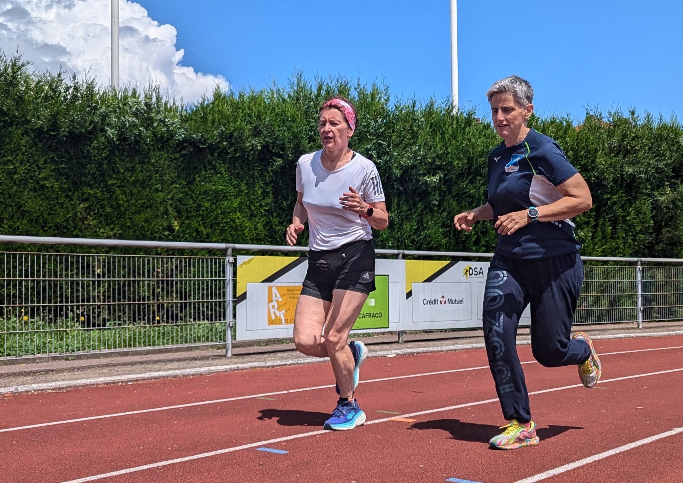 Christiane Dotal (à gauche) et Stéphanie Commot lors d'une séance d'entrainement au stade Léo Lagrange, à Besançon - Photo Christophe Bidal