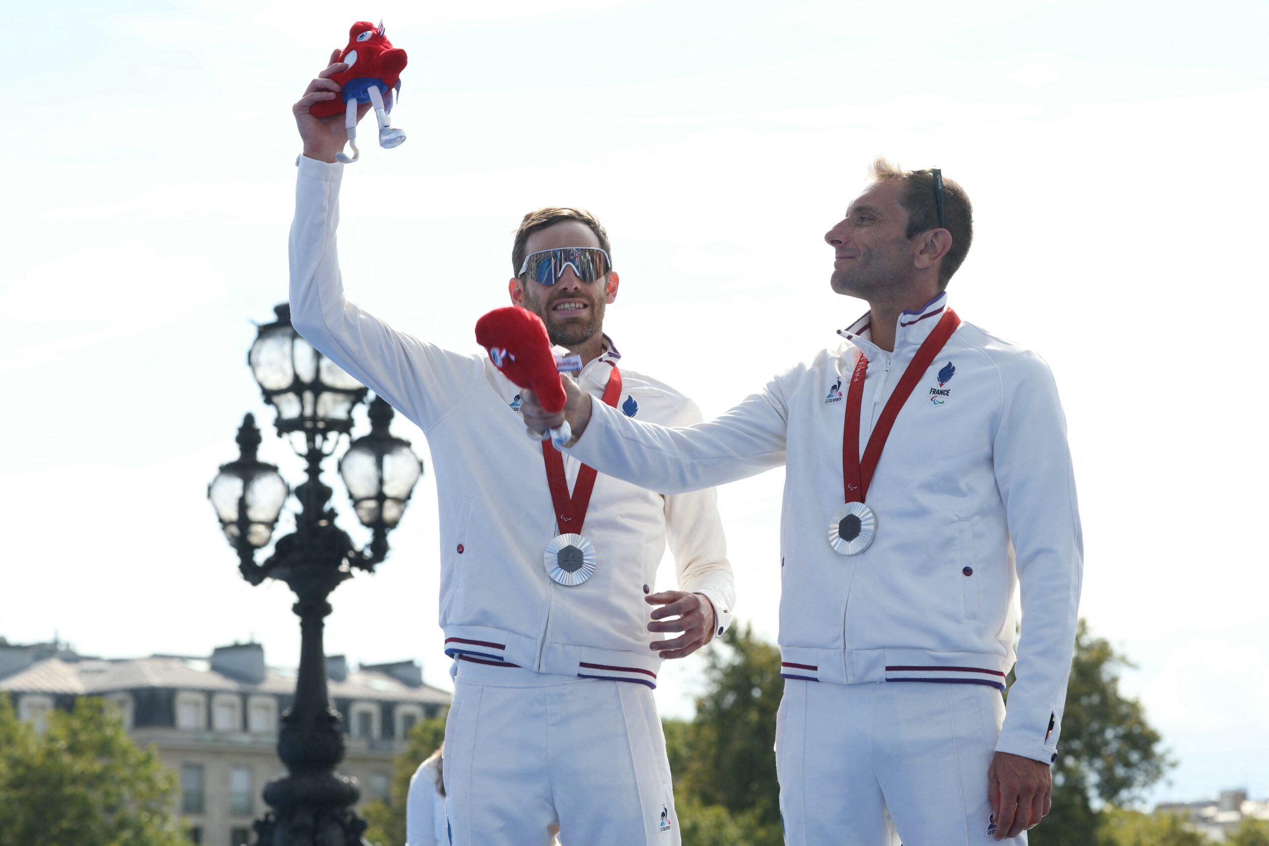 Moment de grâce pour les deux athlètes, qui reçoivent leur médaille d’argent sur le pont Alexandre III. Photo : AFP