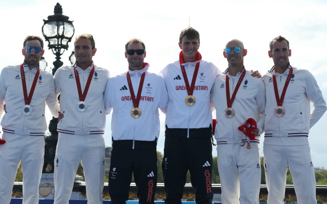 Le Dolois Cyril Viennot, deuxième en partant de la gauche, est devenu vice-champion paralympique de triathlon comme guide du déficient Visuel Thibaut Rigaudeau (premier à gauche). Photo : AFP