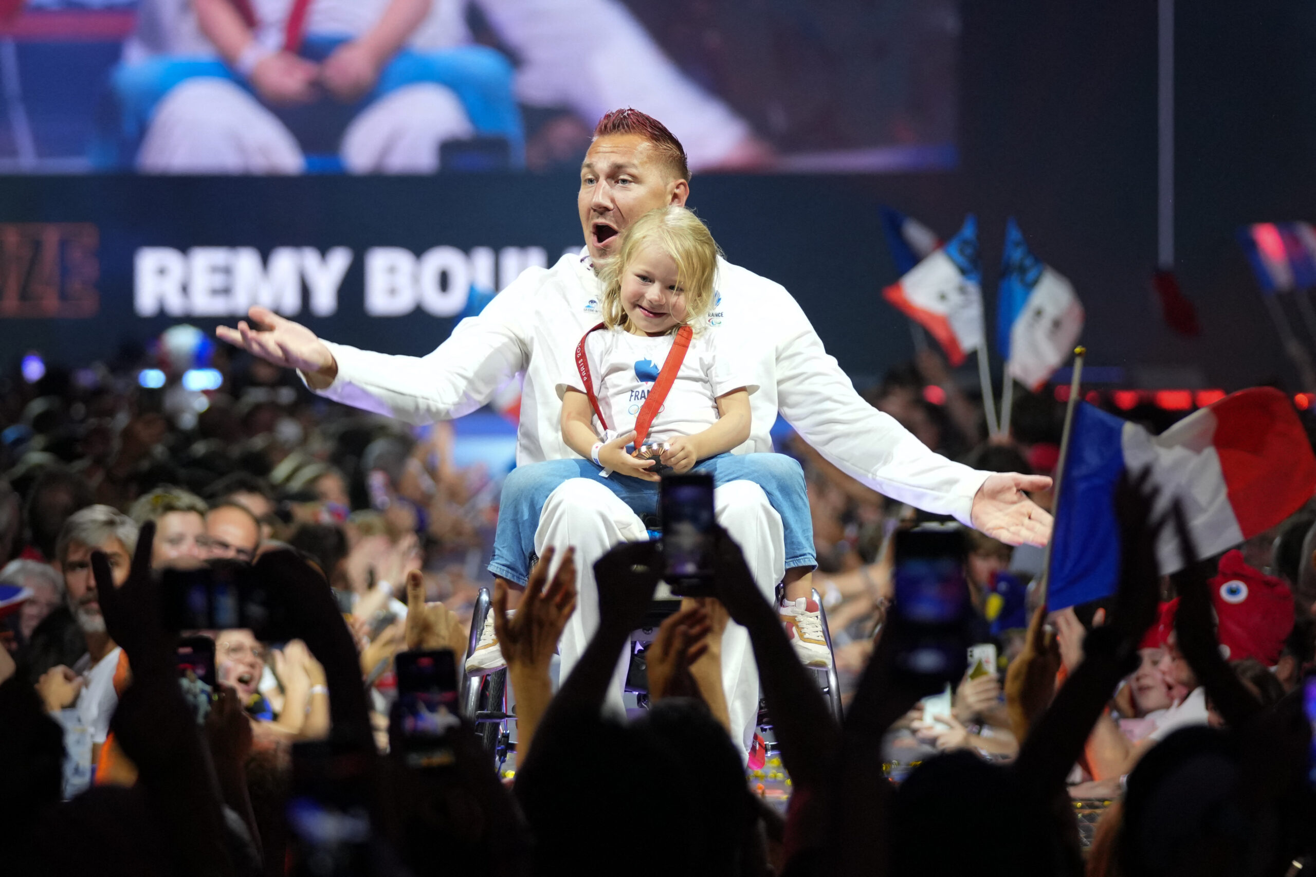 Rémy Boulle célèbre sa médaille de bronze au club France, en compagnie de sa fille. Photo AFP