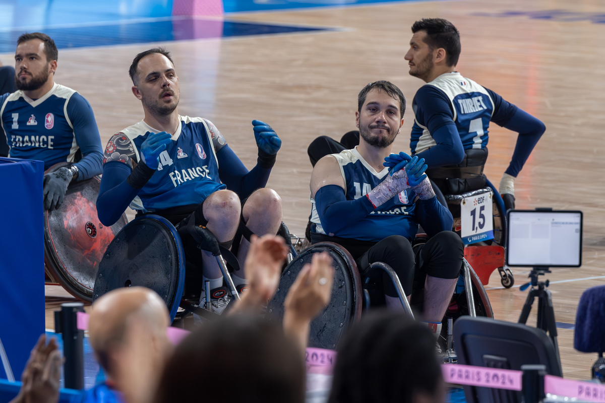 Corentin le Guen (44) et Jordan Ducret (14), déçus après leur défaite face aux champions paralympiques en titre anglais. Photo Xavier Ducordeaux