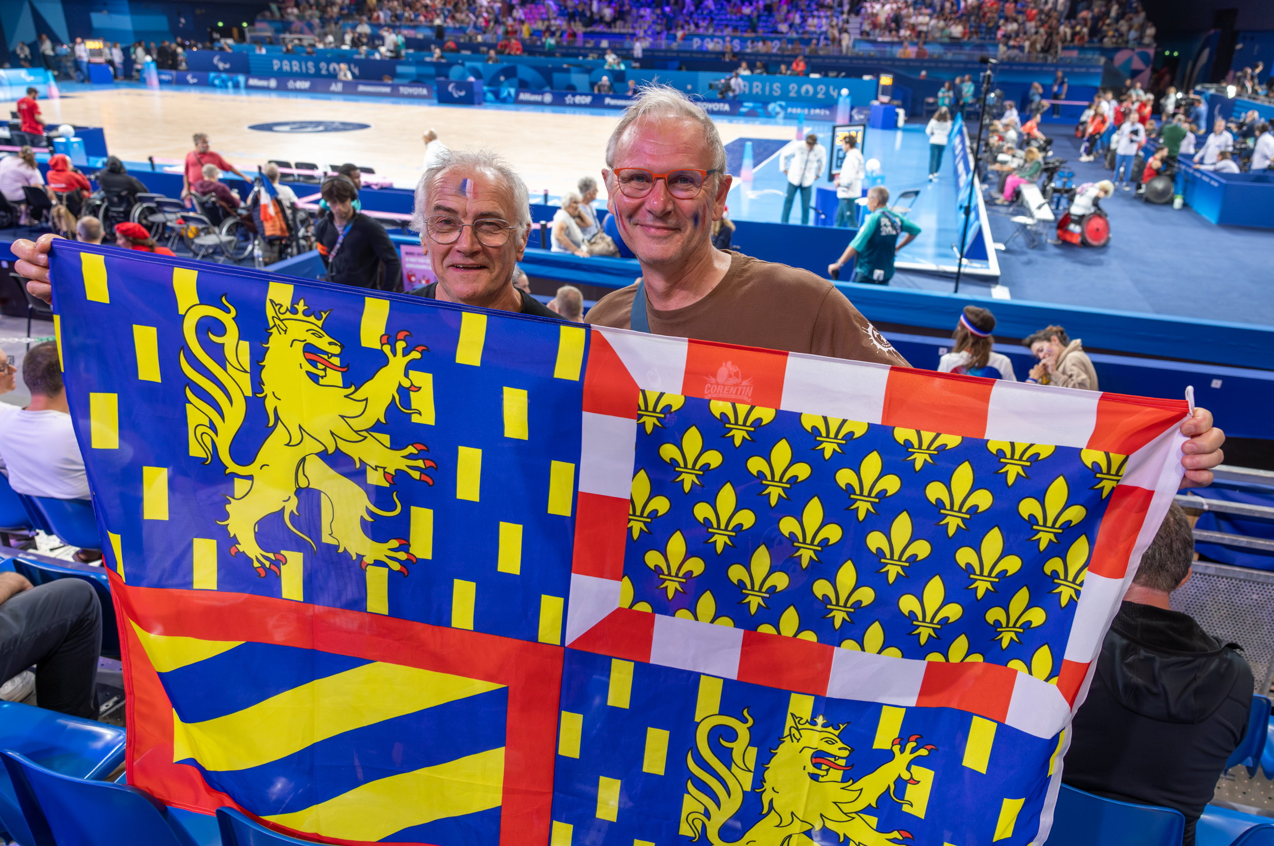 Pierre-Alexandre et Jean-Claude, drapeau de la Bourgogne-Franche-Comté en main, ont tout donné pour posser derrière Corentin et Sébastien. Photo : Xavier Ducordeaux