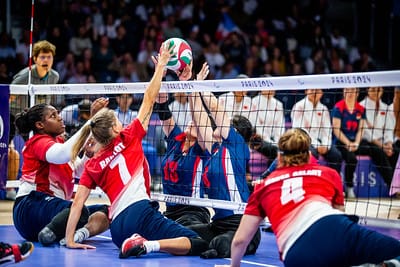 Séverine Baillot (n°7 rouge), joueuse internationale de volley assis licenciée à l’ASPTT Besançon (Doubs), lors des Jeux Paralympiques 2024 - FF volley assis